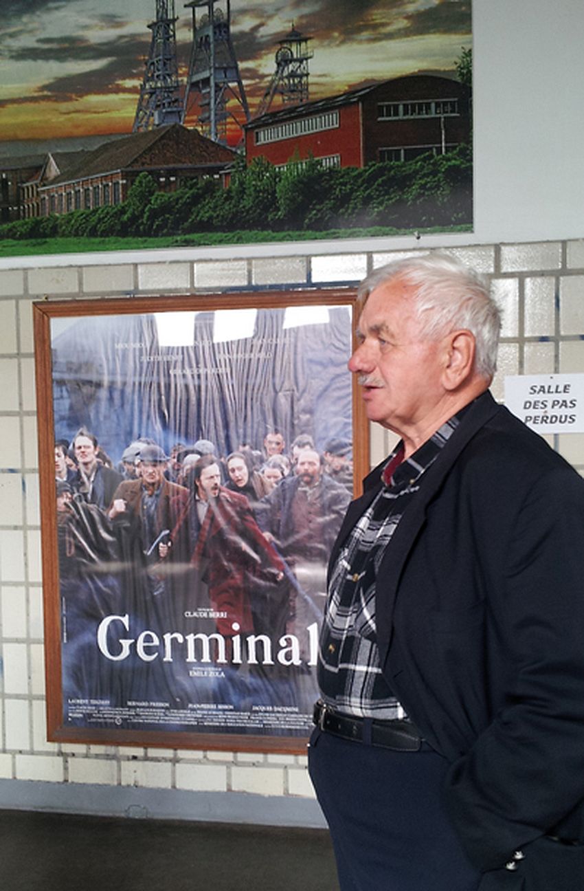 Mines 4 2016 Arenberg ancien mineur devant affiche Germinal