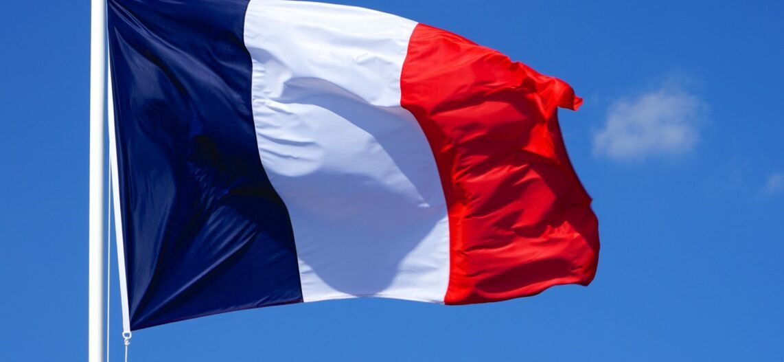 drapeau francais flottant fierement v2 article big 5